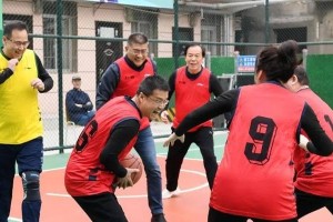 足球场排兵布阵技巧的要点（探索关键的阵型选择和战术策略）
