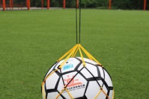 夏天足球技巧大全（提高足球技巧，让夏天更精彩）