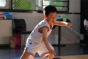 如何教小朋友篮球防守训练（打造未来的篮球防守之星！）