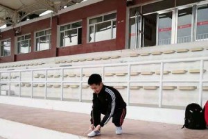 小场地足球守门员封堵技巧（突出守门员技巧，成为小场地守门之王）
