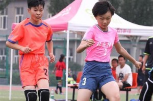 小学比赛足球过人技巧——优雅的脚下舞步（让你成为足球场上的王者，掌握关键时刻的过人技巧）