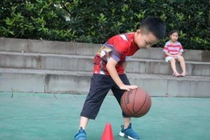 运用滑步提高篮球防守效果的技巧（掌握滑步技术，提升篮球防守的能力）