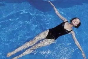 游泳漂浮技巧教学——轻松掌握水中平衡（游泳漂浮技巧的关键要领及实践指导）