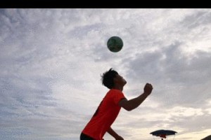 探秘足球落日空中射门技巧（用脚尖点燃夕阳，足球舞动空中的华尔兹）