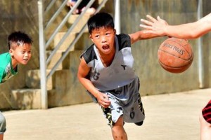 提升小学生篮球防守技巧（助力孩子打造坚实篮球防守基础）