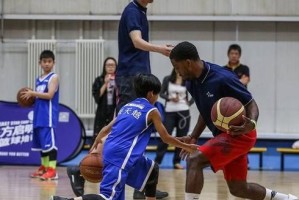 小孩子篮球教学（提升防守能力，打造全能球员）