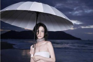 小个子女生游泳服穿搭技巧（巧妙利用设计凸显身材优势，让小个子女生在泳池中自信闪亮）