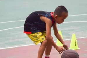 零基础学防守滑步篮球教程（打造稳固防守基础，精准运用滑步技巧）