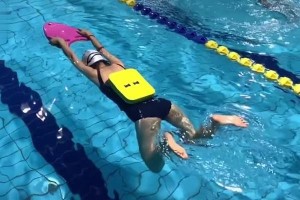 长沙学游泳蛙泳蹬腿技巧（提高游泳蛙泳蹬腿技巧的关键方法与训练指导）