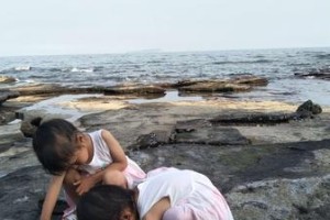 深水游泳抓螃蟹的技巧与方法（深入水中，捕捉美味的海鲜世界）