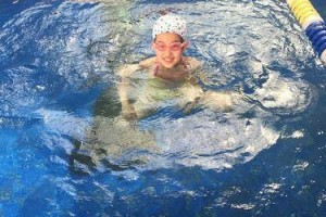 游泳踩水技巧大全（掌握游泳踩水技巧提升游泳能力）