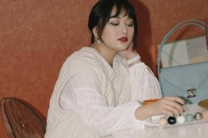微胖女生游泳服装搭配技巧（优雅展现身材，微胖女生游泳装选购全攻略）