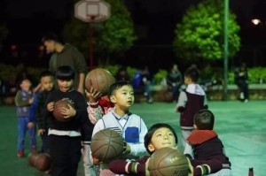 小学生篮球防守技巧之滑步教学（用滑步提升小学生篮球防守能力，让他们成为篮球场上的守护者）