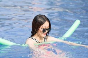 游泳悬停漂浮技巧-打造轻松自如的水中姿势（掌握正确的身体控制技巧，轻松游弋于水中）