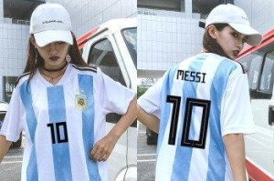 足球秋衣女生穿搭技巧（秋季女生如何以足球风格搭配出时尚造型）