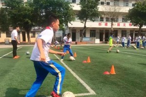 提升足球技巧的行进训练方法（掌握关键行进技巧，成为出色的足球运动员）