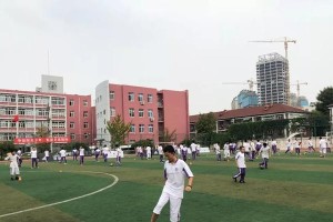 足球比赛中点面结合技巧的应用与训练（提升球队整体配合和进攻威力的关键）