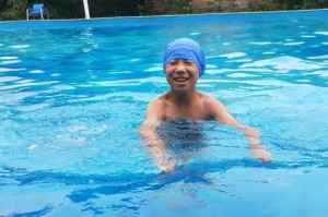如何帮助幼儿学习游泳——（培养孩子水中安全感，提高游泳技巧的方法）