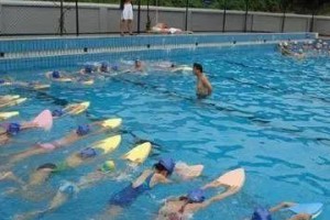 儿童游泳技巧全解析（掌握关键技巧，让孩子游得更好）
