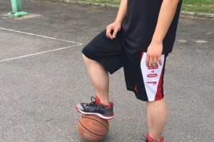 篮球防守技巧之背打伸脚法（揭秘背打中的有效防守技术，教你如何运用伸脚法击退对手）