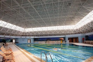 男生学游泳技巧（济南男生学游泳的时间和技巧选项）