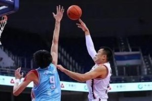 以篮球比赛为背景的防守胖子技巧（以灵活的脚步和积极的身体接触，有效控制胖子进攻）