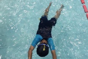 游泳憋死的技巧（游泳安全要点、游泳技巧、预防溺水的关键）
