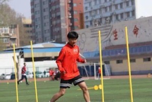 中考足球实战对抗技巧分析（提高比赛胜率的关键要素与策略）