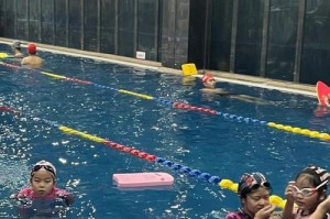 小男孩学习游泳（培养男生游泳能力的关键是踢腿训练）