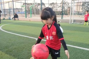 女子足球训练技巧（从基本动作到战术训练，全方位打造女子足球精英）