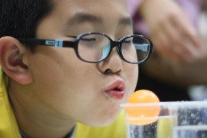 乒乓球发球规则的变迁及影响（探究乒乓球发球规则的演变对比及其对比赛方式的影响）