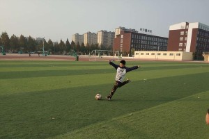 掌握足球守门技巧的高级要点（提高守门员技术水平的关键秘籍）