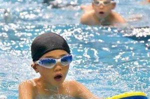 七岁小孩初学游泳的技巧（让孩子轻松掌握游泳的窍门）