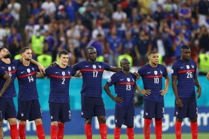 法国在足球世界杯中战胜波兰（激动人心的比赛引爆球迷热情）