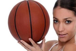 如何成为一名出色的篮球女生防守球员（关键技巧、战术和训练方法助你提升防守水平）