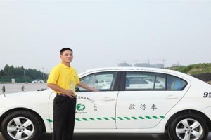 学车踢足球的方法和技巧（掌握足球技术，提高驾驶安全）