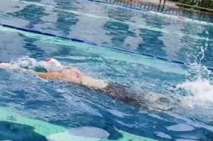 肚兜美女游泳换气技巧教学（掌握这些技巧，让你的游泳更加轻松自如）