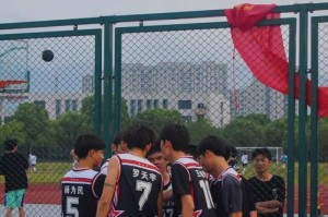 打造强力篮球防守阵容的训练方案（篮球5v5布阵防守训练方案，让你的对手无从下手）
