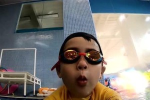 幼儿游泳吐泡泡技巧（培养幼儿游泳乐趣，学会吐泡泡的技巧）