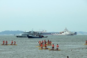 海边游泳的追女技巧（如何通过海边游泳吸引女友的注意）