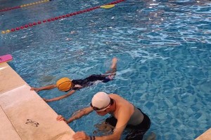 成都女生自学游泳技巧（掌握游泳技能让生活更美好）