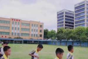 足球帅气运球技巧，让你成为场上的焦点（如何通过运球技巧展现帅气风采，成为足球界的明星）