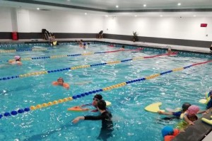 深水游泳（游泳深水漂浮技巧大全，教你轻松掌握水中平衡的秘诀！）