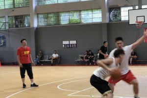 以小篮球人盯人防守的简单判断标准（提升篮球人盯人防守的关键技巧）