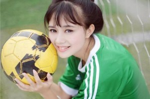女生踢足球射门小技巧（如何提升女生踢足球射门的技巧水平）