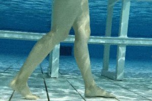 在家练习游泳打腿技巧，享受无限游泳乐趣（掌握游泳打腿技巧，让你在家也能游出高效果）