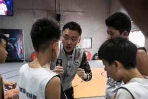 掌握曲绍斌篮球训练防守脚步的关键技巧（打造坚实防守基础，提高篮球比赛竞争力）