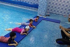 培养孩子游泳好技巧的有效方法（以少儿游泳为主题的训练指南）