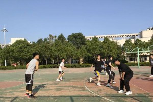 篮球场上的防守艺术（以张开手臂为主要策略的防守技巧）