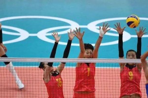 如何正确进行排球防守下蹲动作（掌握关键要领，提升防守效果）